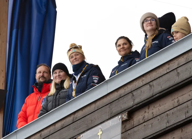 Det norske og det svenske kronprinsparet, med svensk prins og prinsesse.
