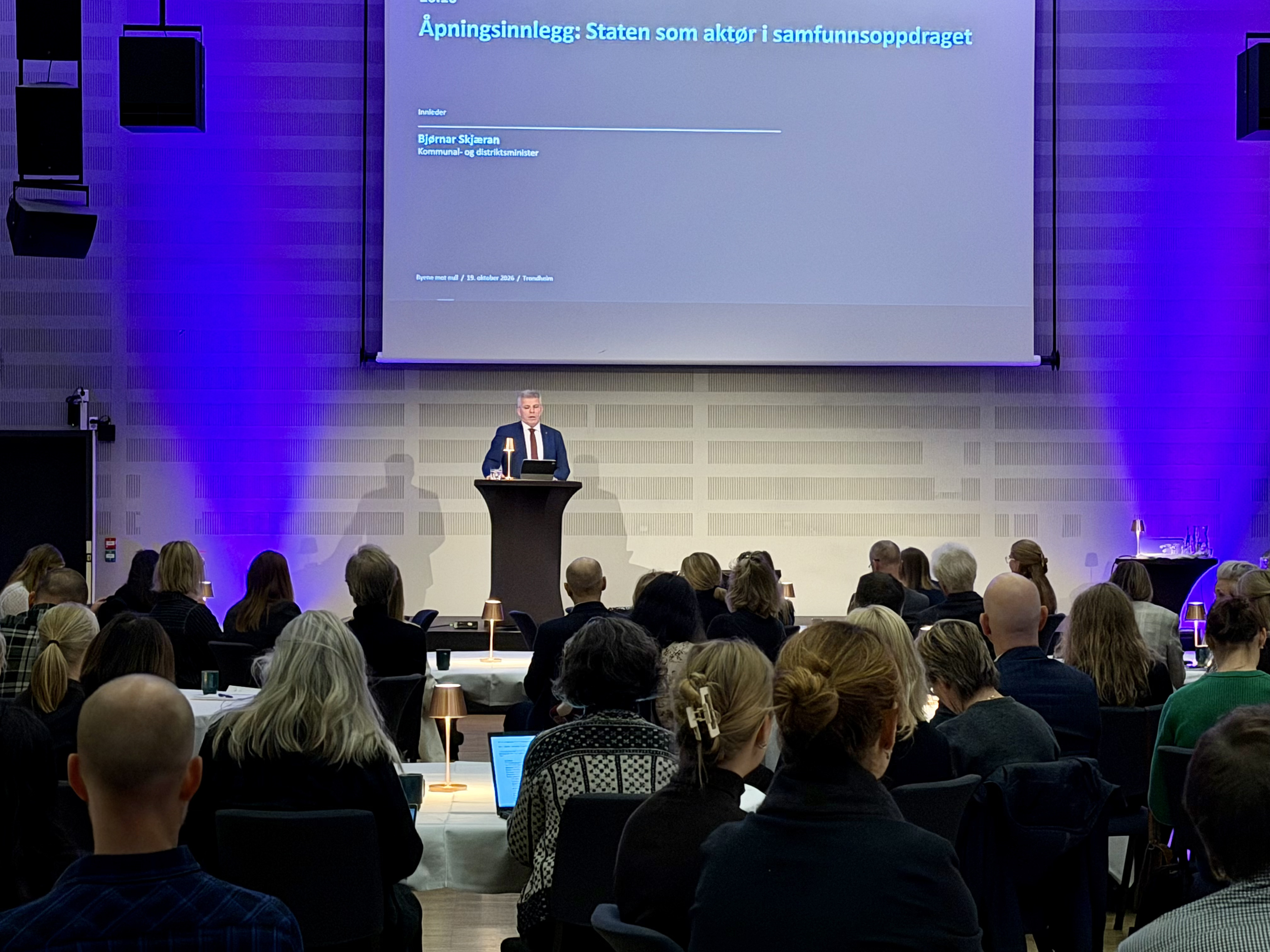 Bj&oslash;rnar Skj&aelig;ran p&aring; talerstolen 