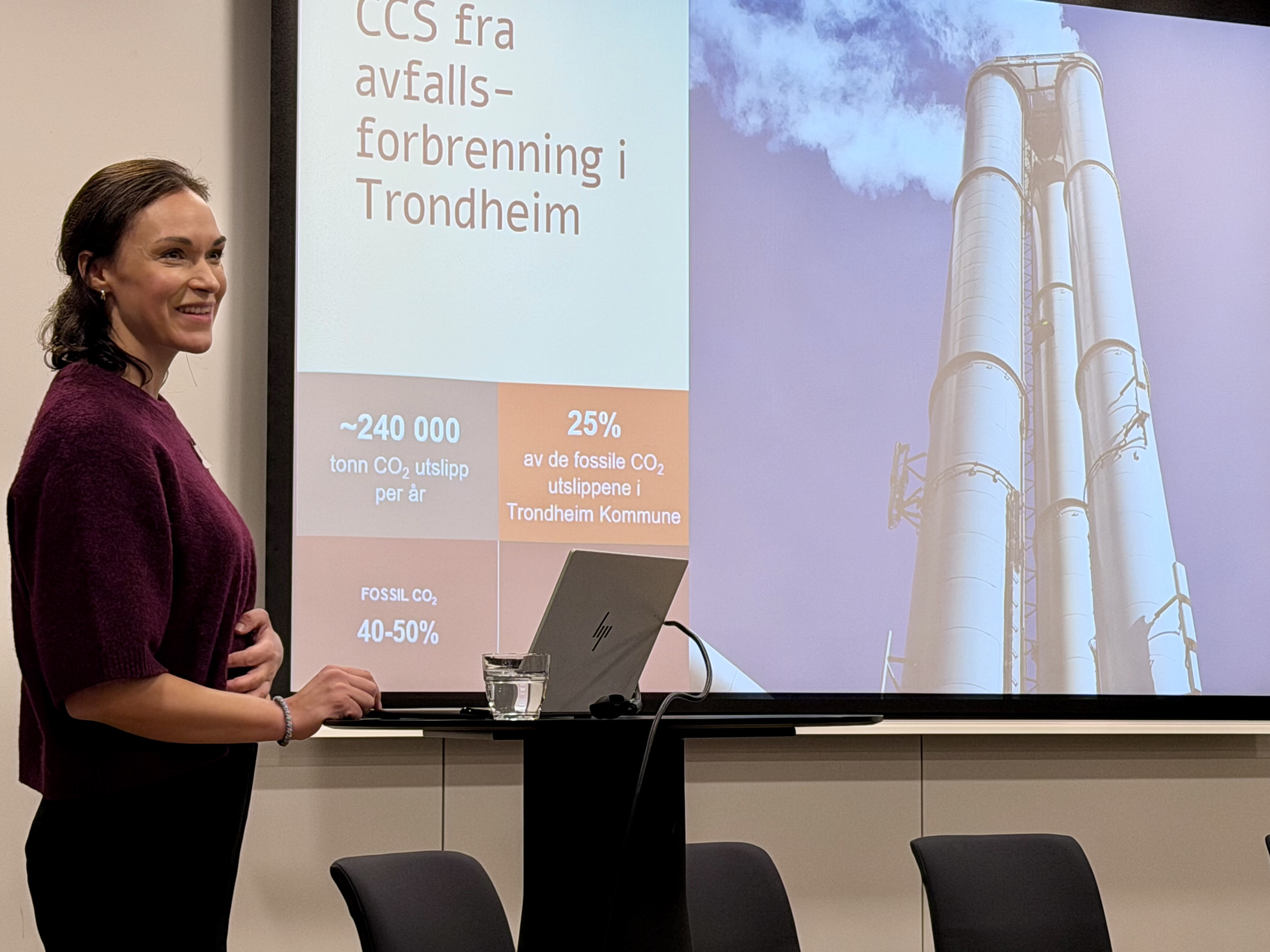Karianne Str&aelig;te Resell i Lunera Energi holder foredrag p&aring; erfaringskonferansen 