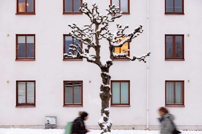 Folk haster gjennom gata en kald vinterdag