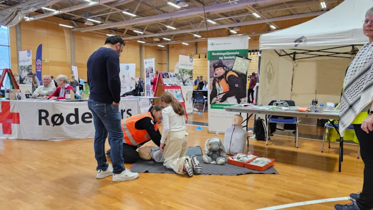 Jente lærer førstehjelp