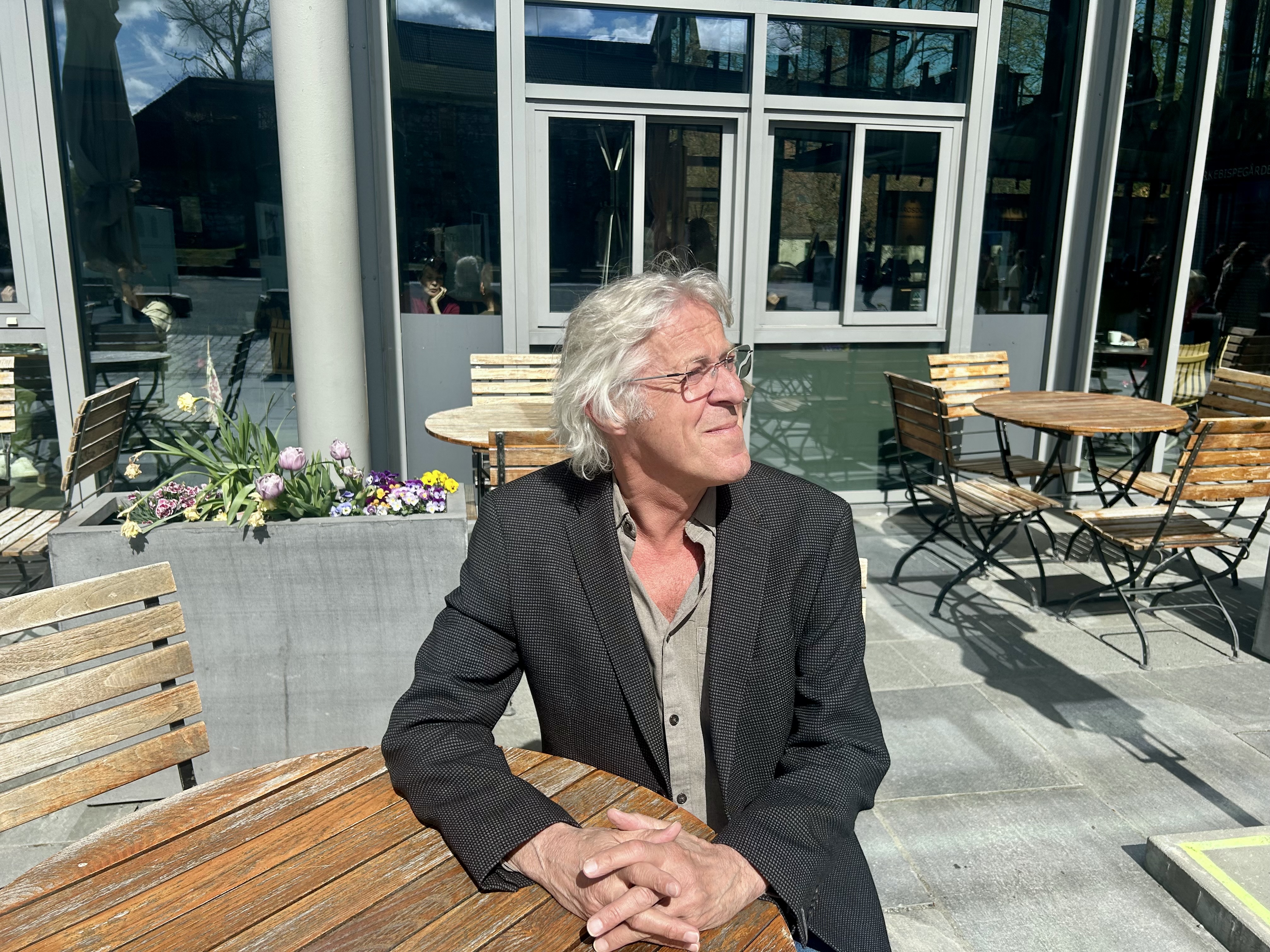 Petter Myhr foran inngangen til To tårn