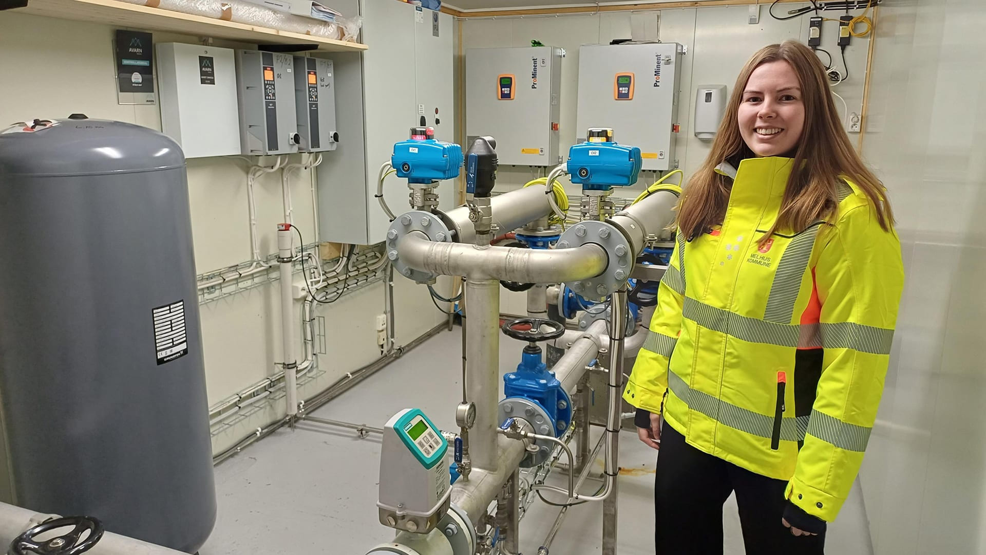 Trainee Ida Saxrud foran en haug med r&oslash;r.