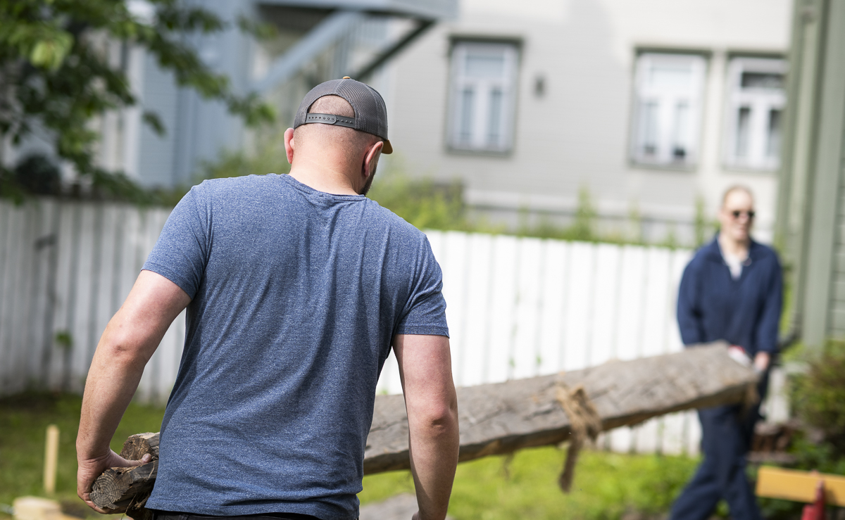 To personer bærer en stor treplanke