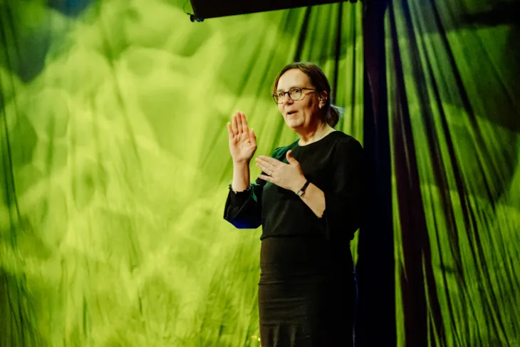 Kvinne som tegnspråktolker