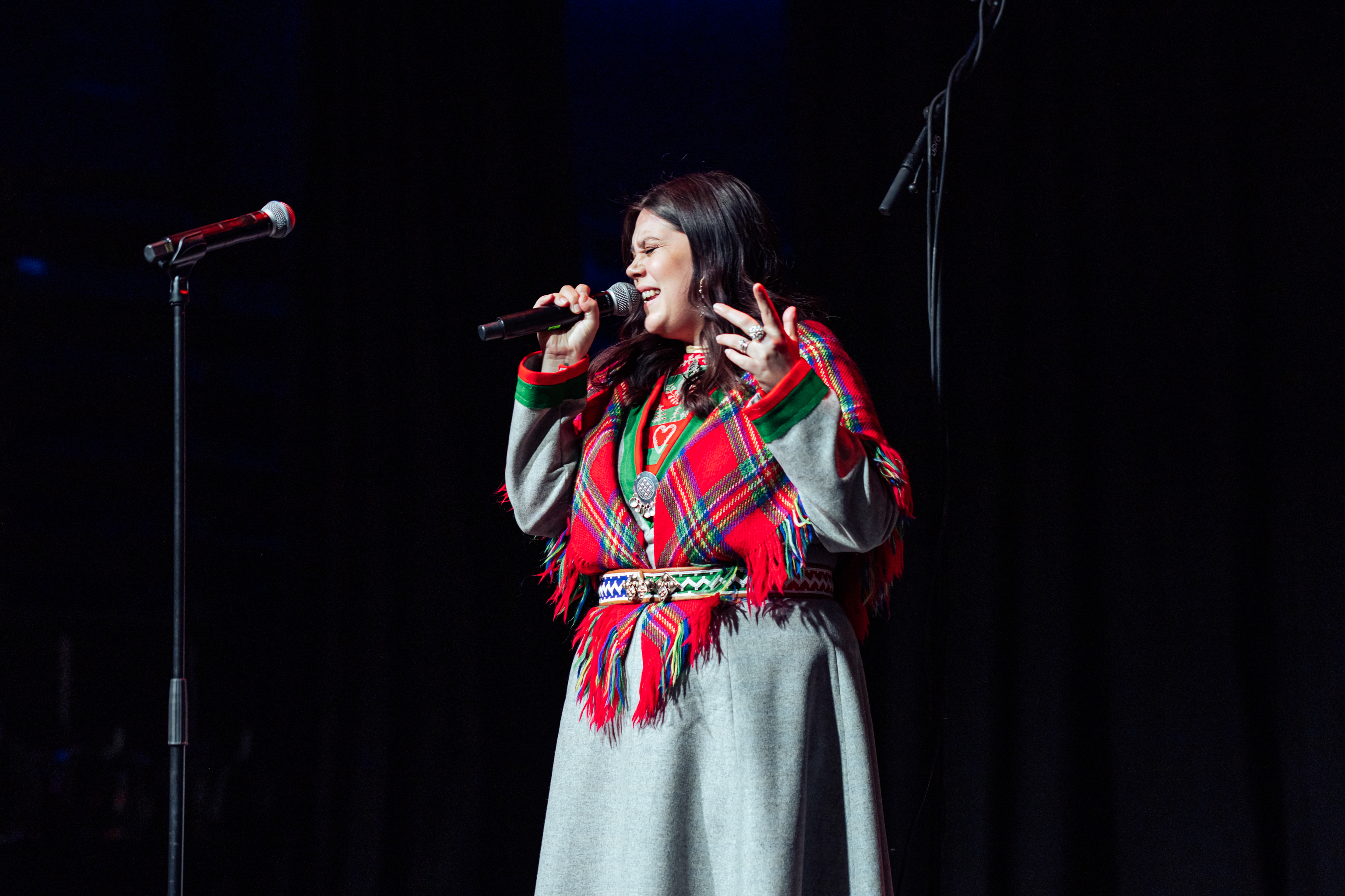 Sørsamiske artisten Cïlja synger fra scenen.