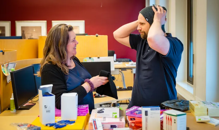 Kåre og en kollega tester vareprøver. Her er det luer som skal vurderes.