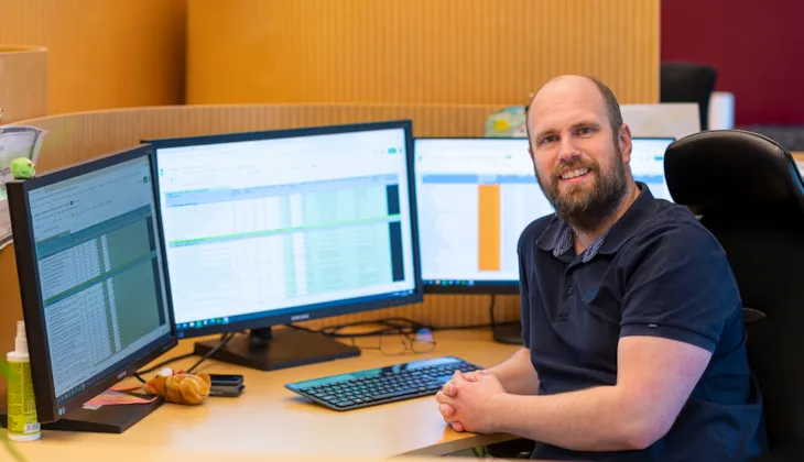 Kåre på kontoret sitt.