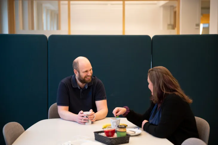 Kåre og en kollega på kontoret