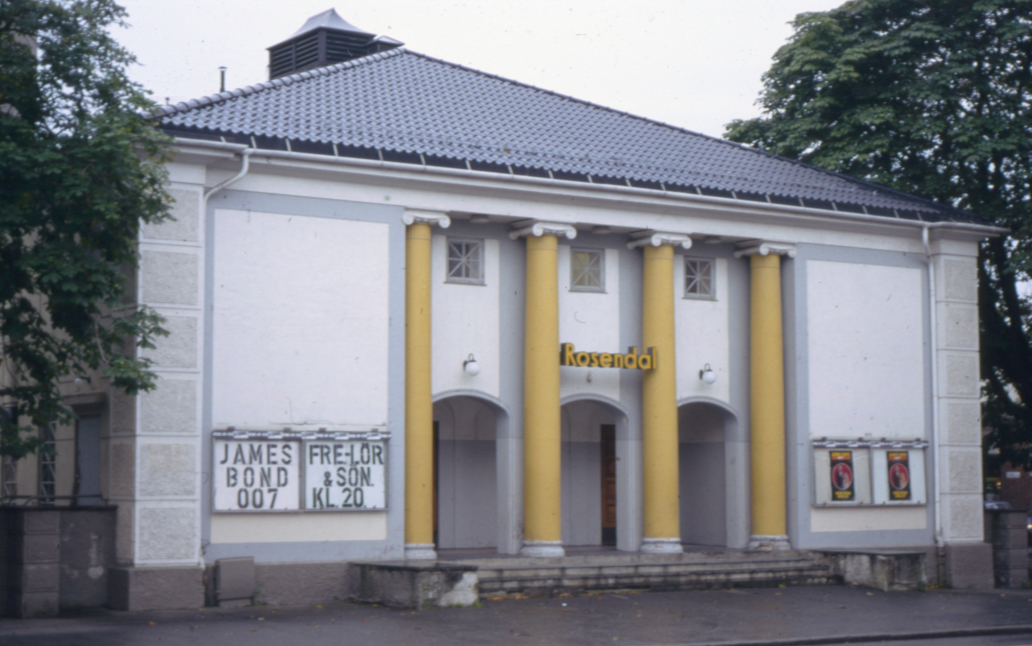 Fasaden av Rosendal teater med søyler i inngangspartiet