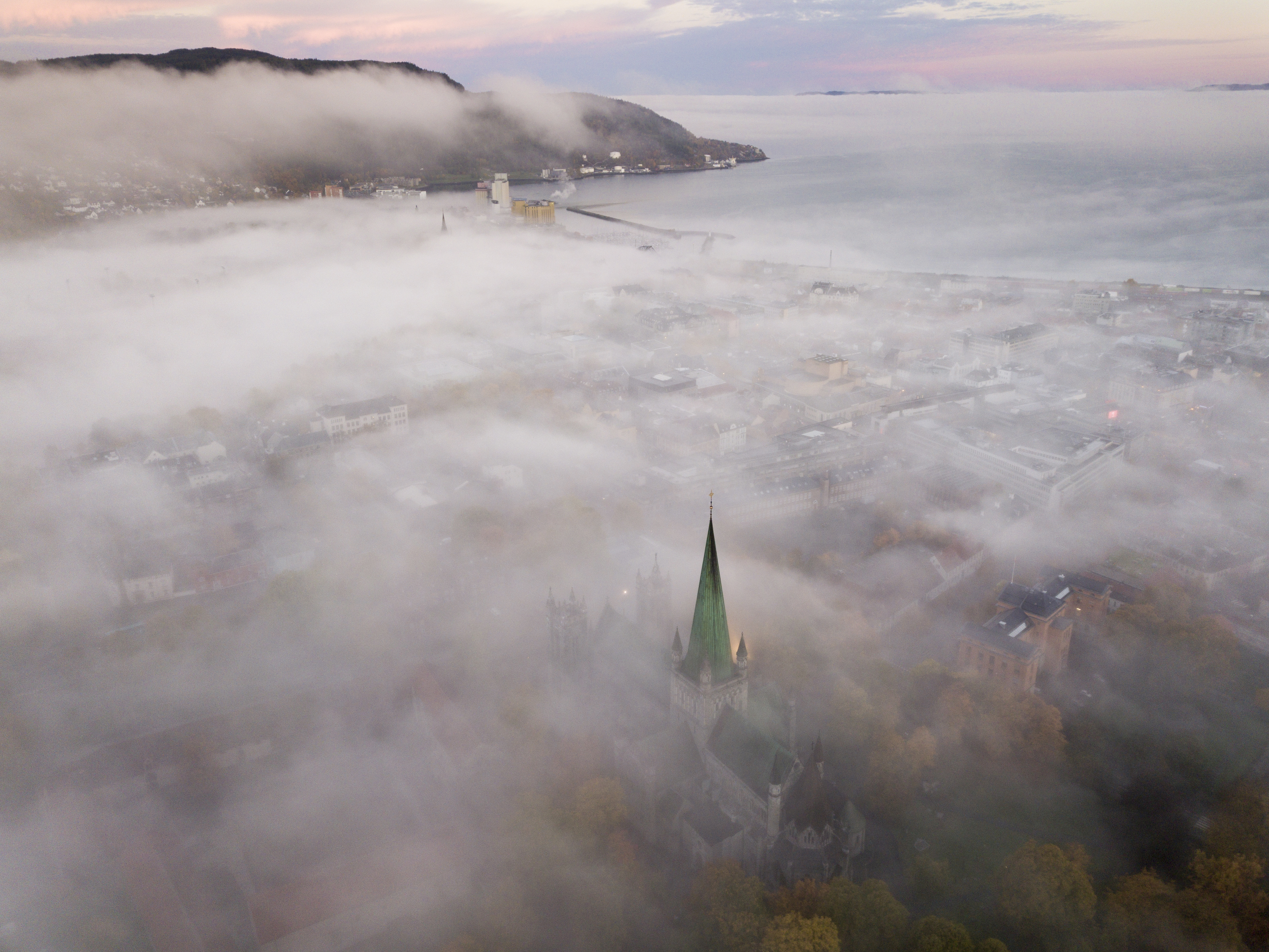 Midtbyen er lagt i tåke, og det eneste man ser er Nidarosdomens spir