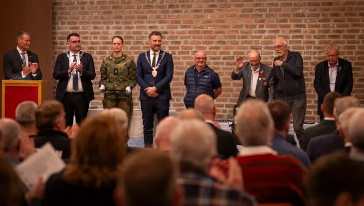 Navn på personer i bildet, fra venstre mot høyre: Knut Eirik Ballestad, Kent Ranum, Ingri Helene Husby, Tomas Ivar Hallem, Bjørn Jørgen Arnøy, Ole J. Arnøy, Torbjørn H. Haagensen, Gunnar Hanssen, Håvard Karlsen, Oddvar Kr. Karlsen