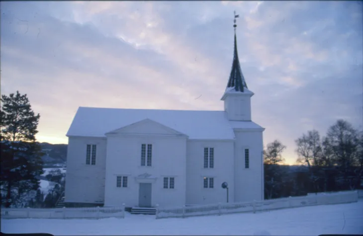 Bratsberg kirke i hvit trekledning