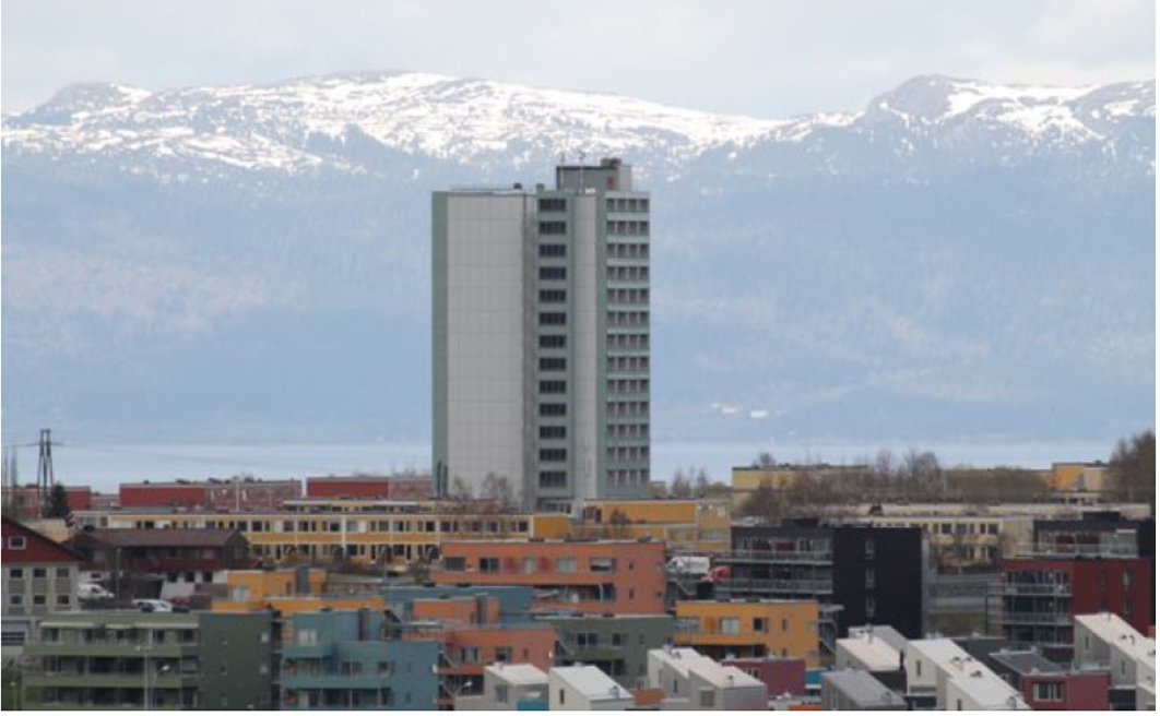 Rekkehus og h&oslash;yblokk p&aring; Risvollan