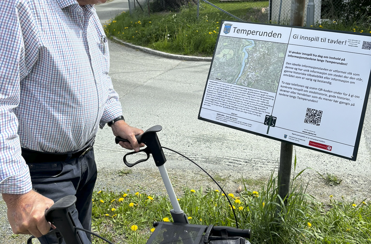 Mann som står ved siden av infotavle om Temperunden