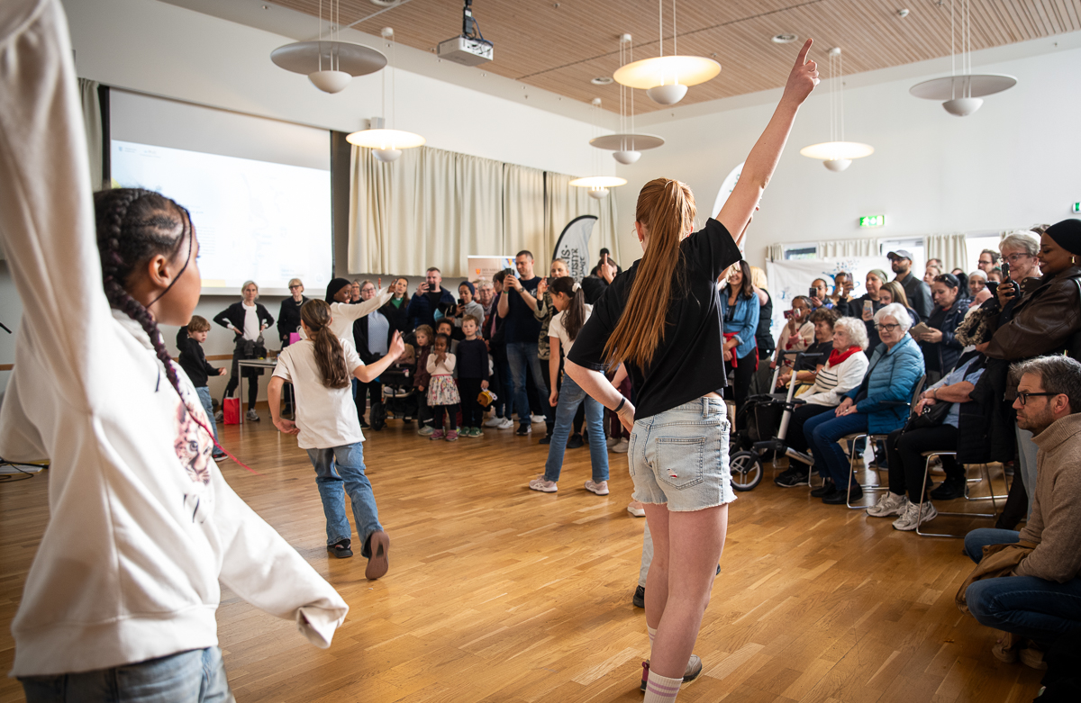 Barn danser for et publikum
