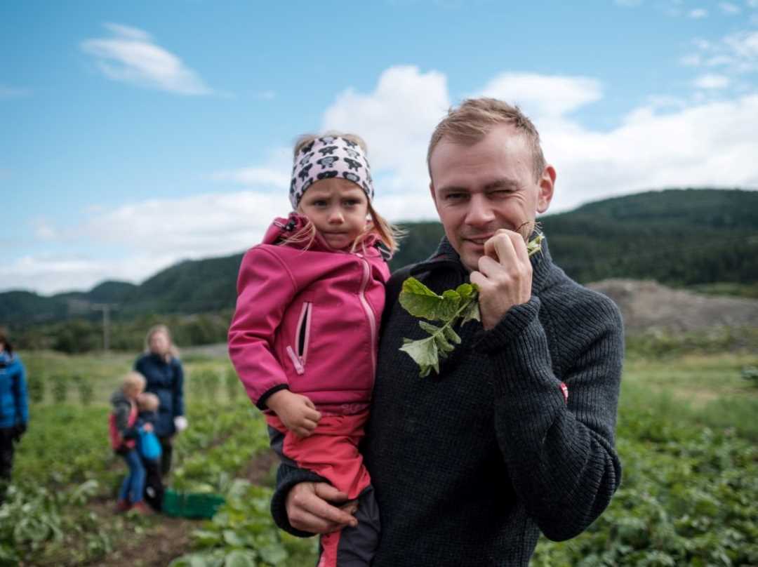 Robert Brandsø og familien på Reppe andelslandbruk.