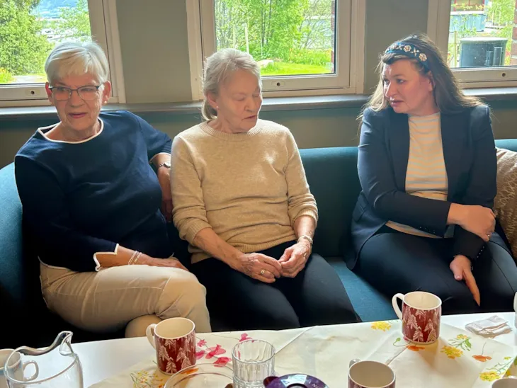 byråden snakker med to pårørende