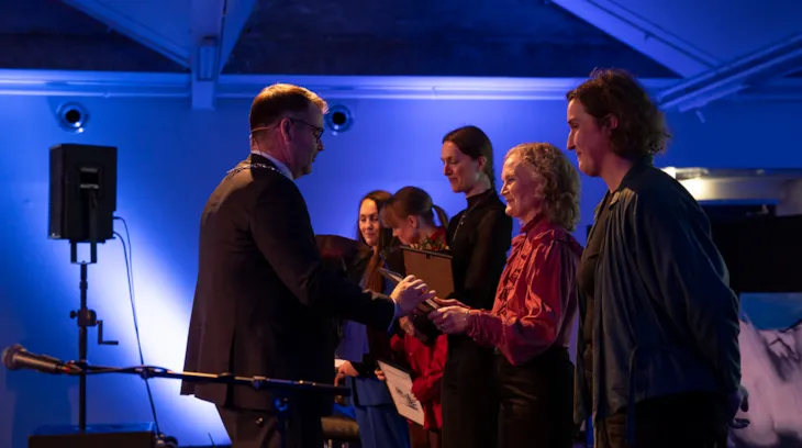 Ordfører Kent Ranum på scenen med mottakerne av årets kulturstipend.