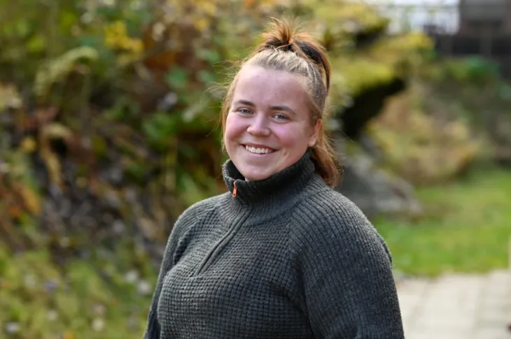 Foto av anleggsgartnerlærling Kjerstin Granås i utendørs arbeidssituasjon