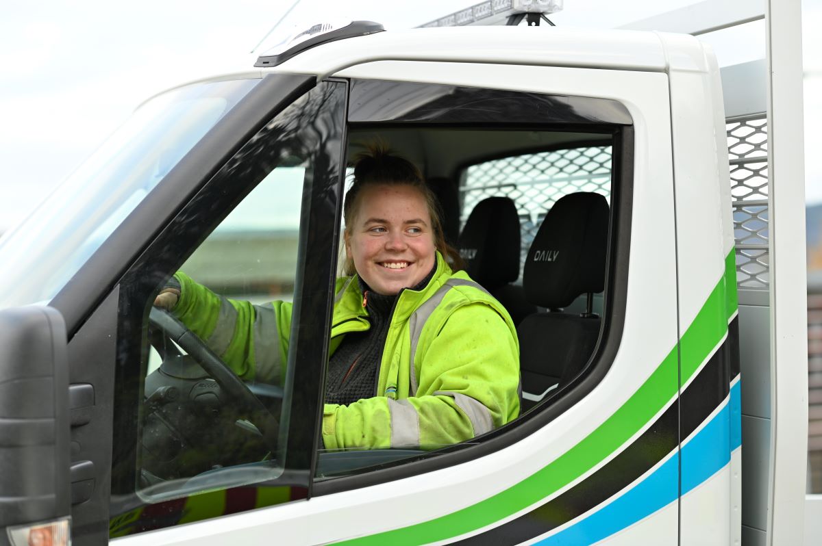 Foto av anleggsgartnerl&aelig;rling Kjerstin Gran&aring;s i utend&oslash;rs arbeidssituasjon