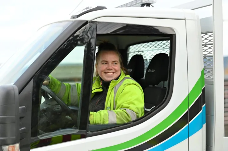 Foto av anleggsgartnerlærling Kjerstin Granås i utendørs arbeidssituasjon