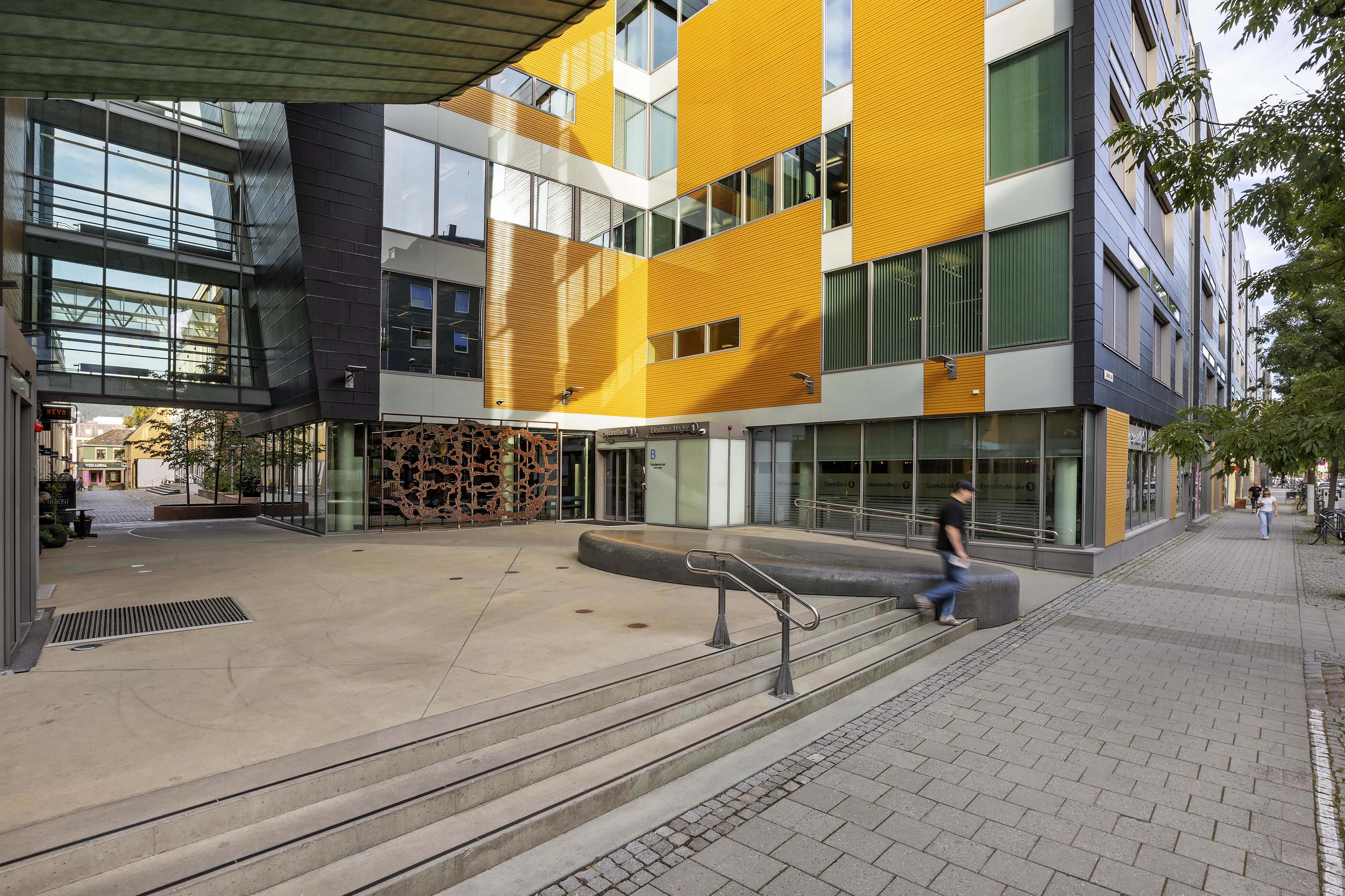 Passasjen sett fra fortau i s&oslash;ndre gate