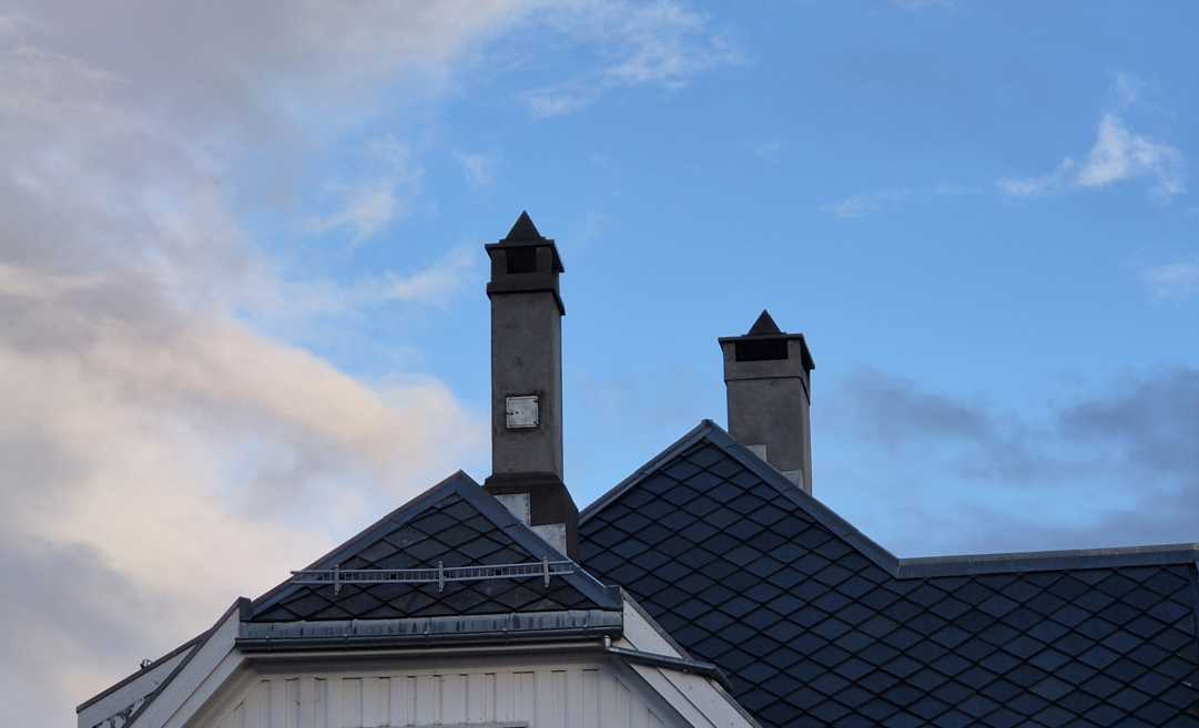 To pussede piper med pyramidestein på toppen