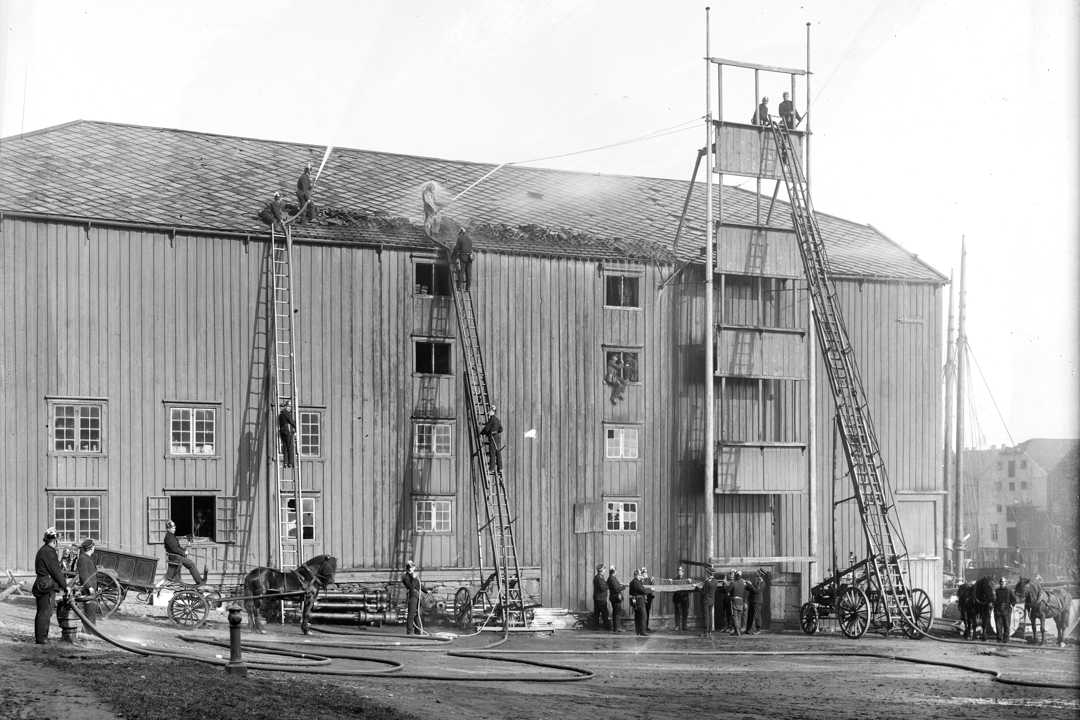 Brannøvelse i Kjøpmannsgata i 1913