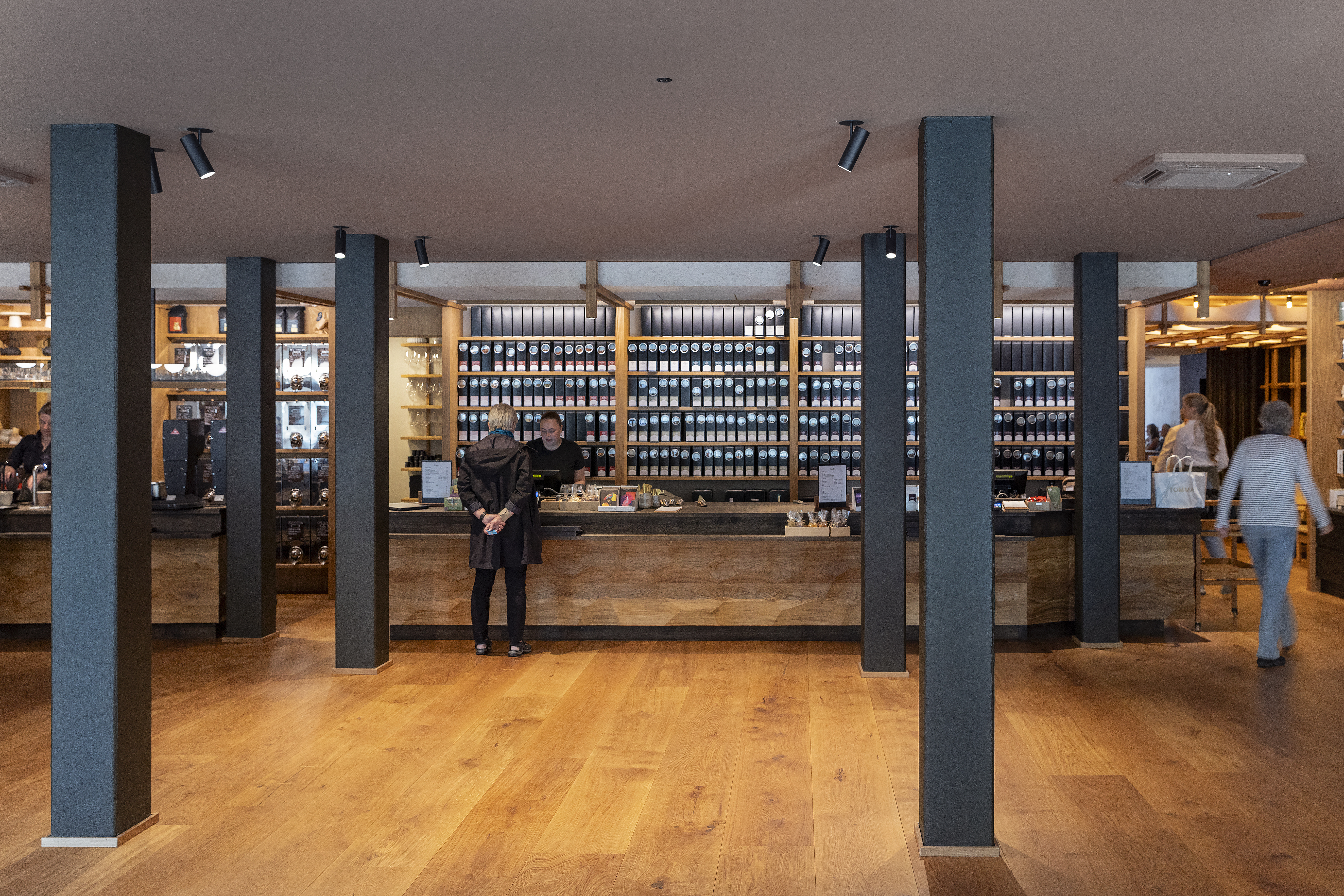 Interi&oslash;re med  s&oslash;yler i en m&oslash;rk kontrastfarge 