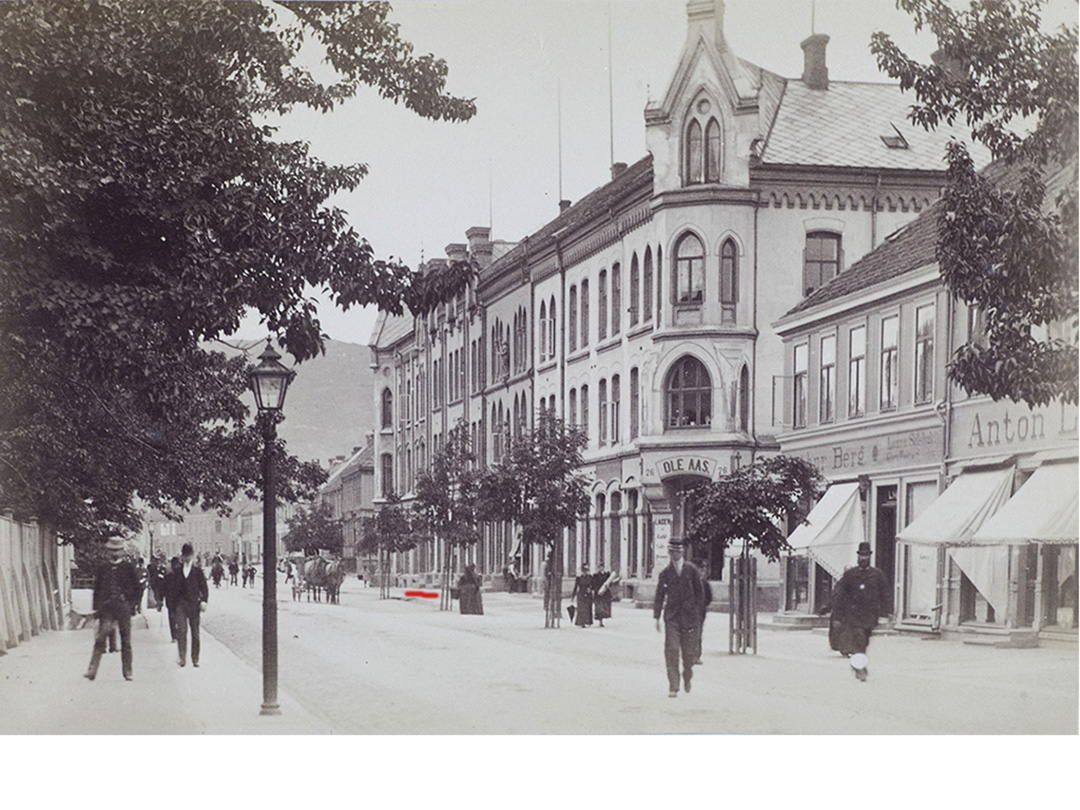 Historisk foro av bygningen i sort hvitt