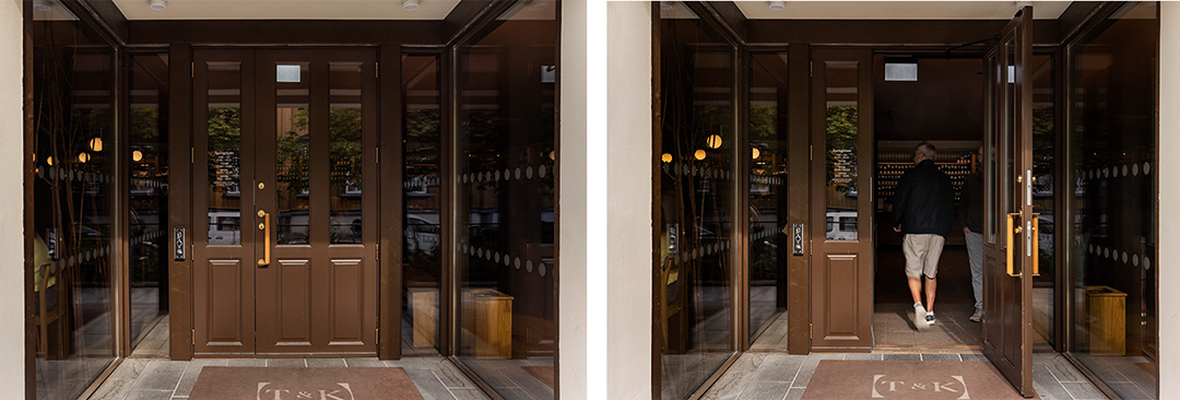 Bilde av d&oslash;rer i lukket posisjon og i &aring;pen posisjon