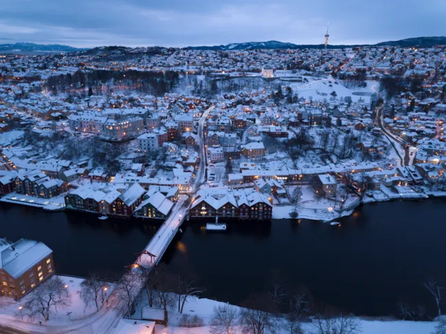 Bildet viser bebyggelse i Trondheim, fra Bakklandet til Tyholt.