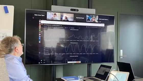 Prosjektleder Bernhard Kvaal fra AI avdelingen i Trønderenergi ser på en skjerm hvor vi ser handel av ikkereist strøm.