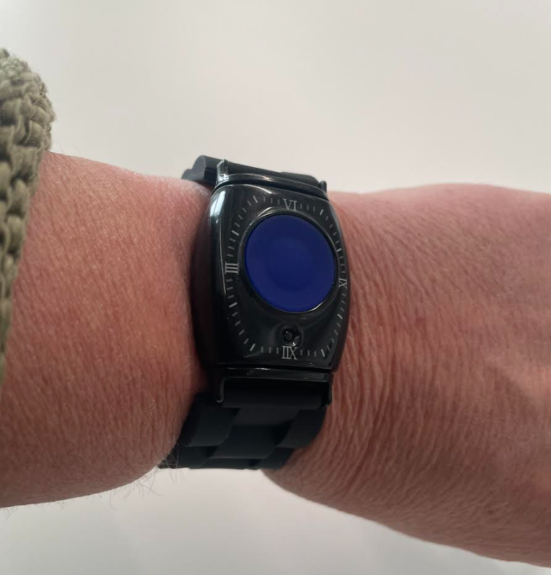 Hånd viser fram trygghetsalarm