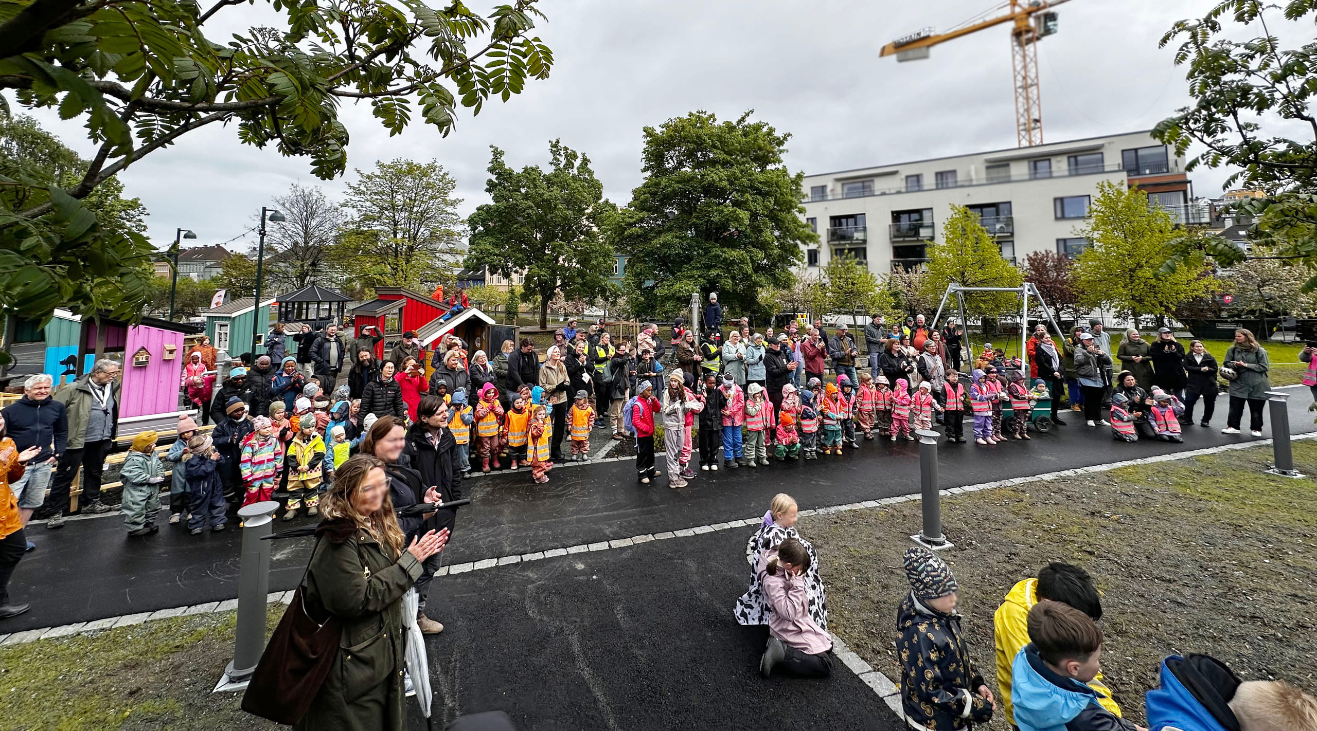 Mennesker samlet p&aring; &aring;pningsdagen