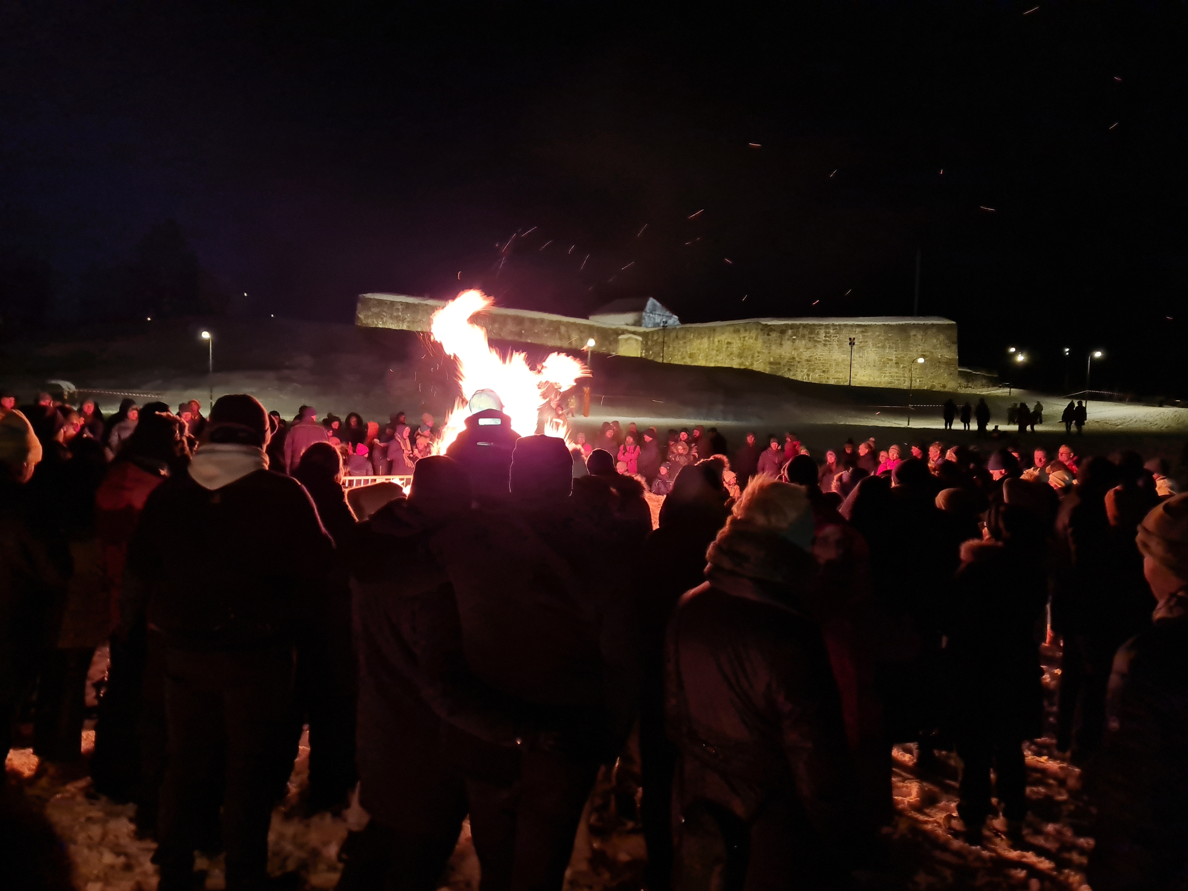 mange mennesker er samlet rundt vardetenning p&aring; Festningen nytt&aring;rsaften