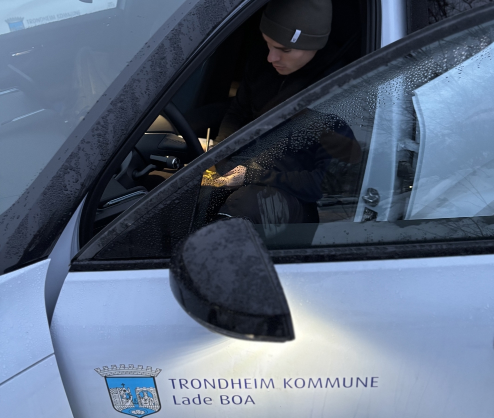 En ansatt i ambulant team i BoA sitter i bilen og skal ut på hjemmebesøk til brukerne 