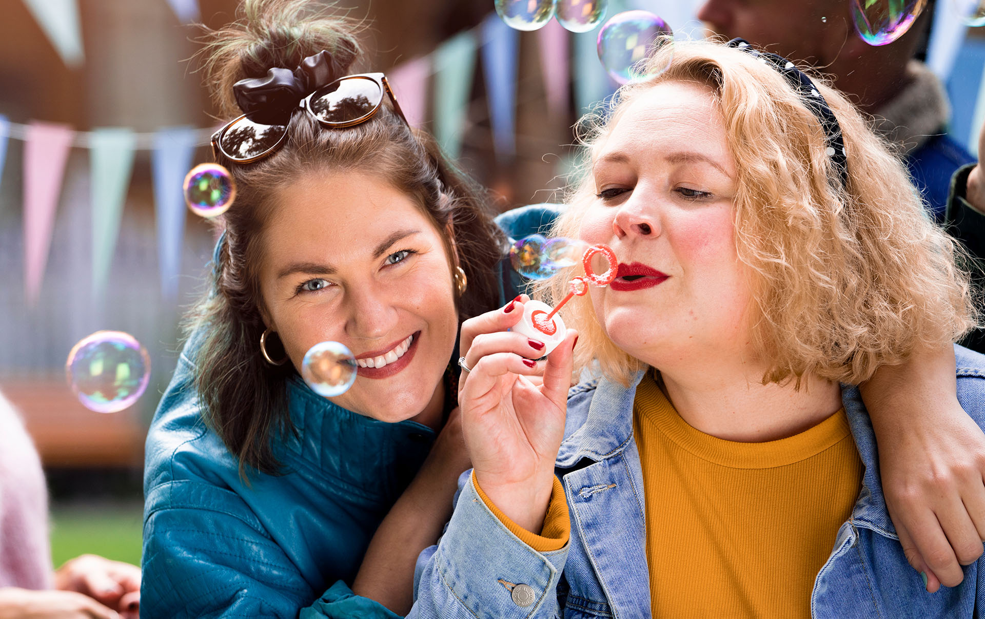To kvinner blåser såpebobler