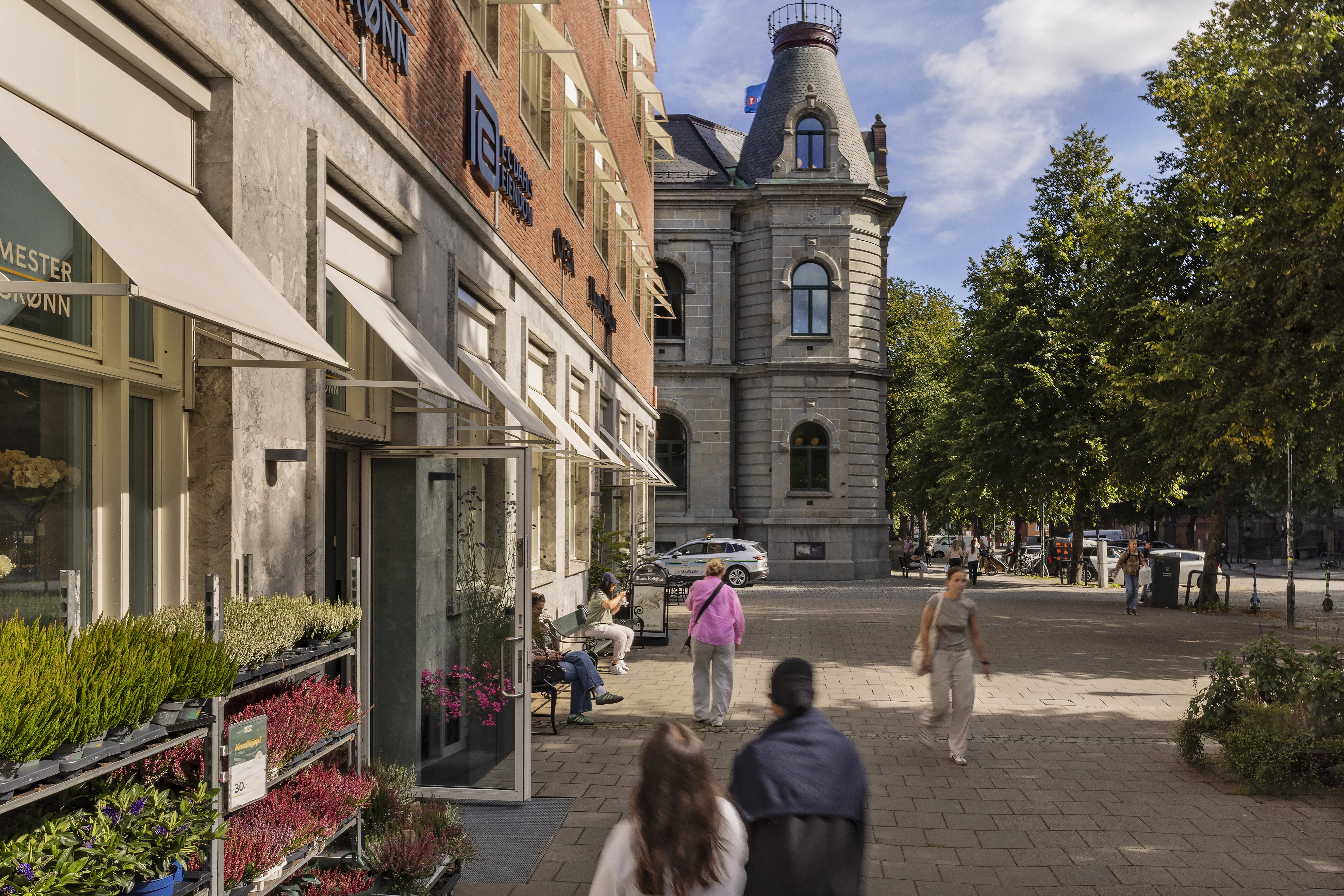 Bygningens fasade sett fra siden med et stort fortau foran