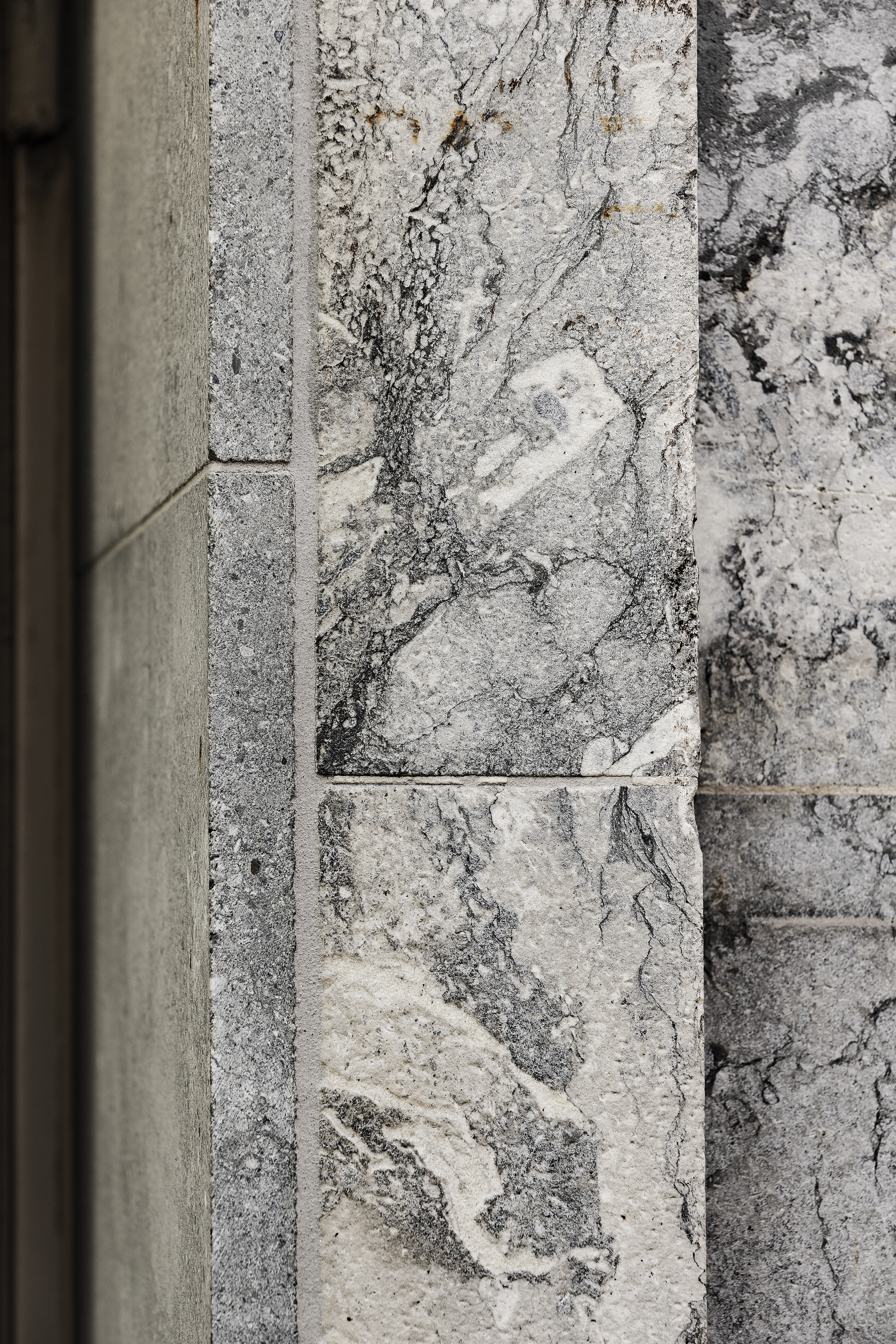 n&aelig;rbilde av steinkledning rundt d&oslash;r