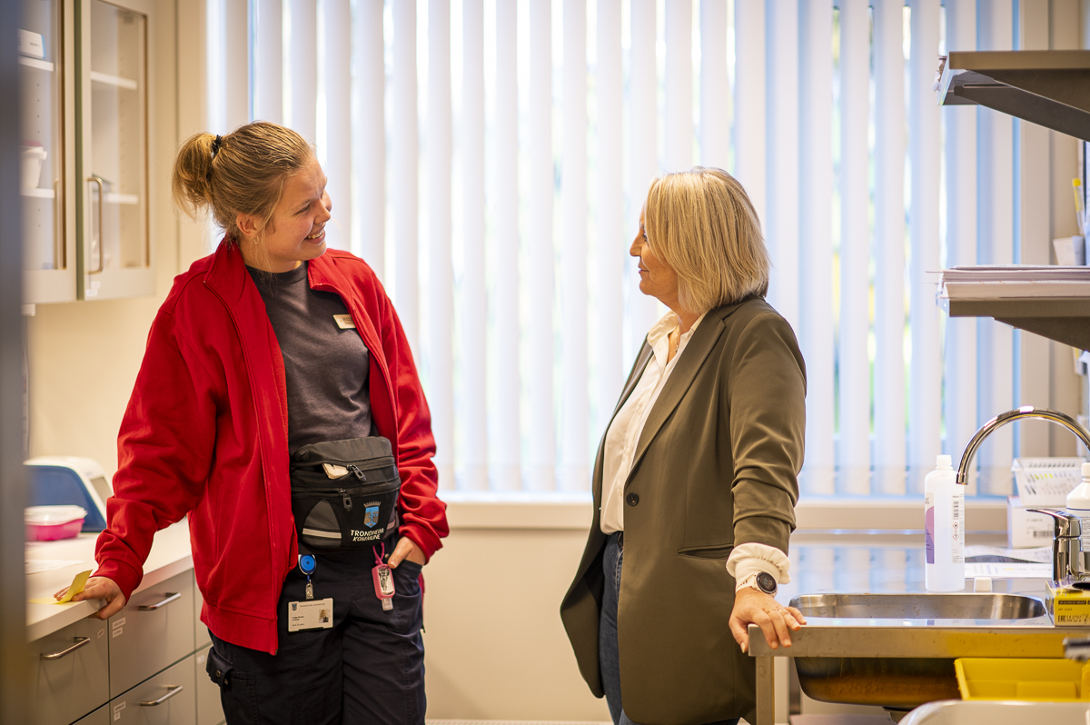 Catrin i samtale med en kollega.