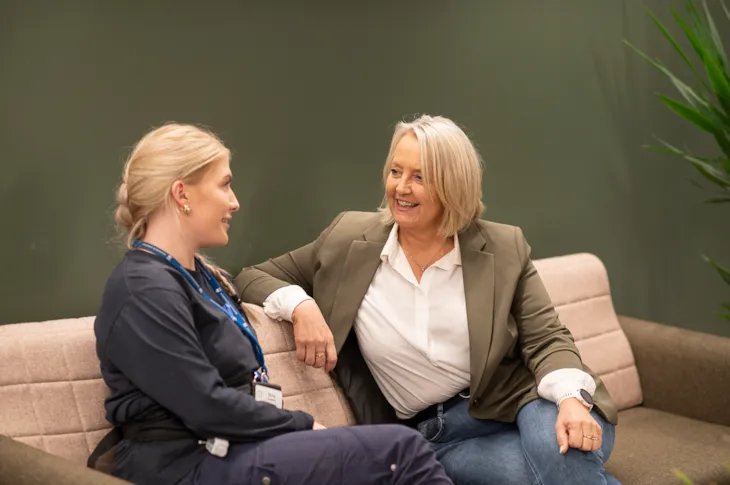 Catrin og en av hennes kolleger i pauseområdet på Nidarvoll.