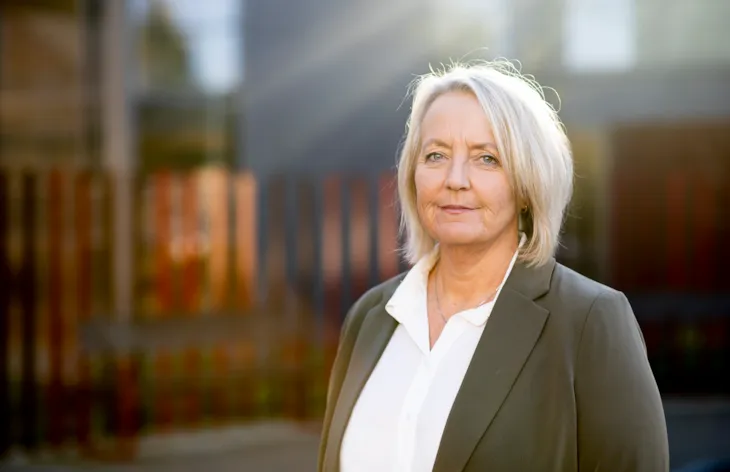 Portrett utendørs av Catrin.