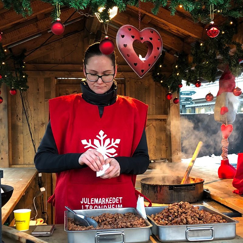 Bod med salg av brente mandler 