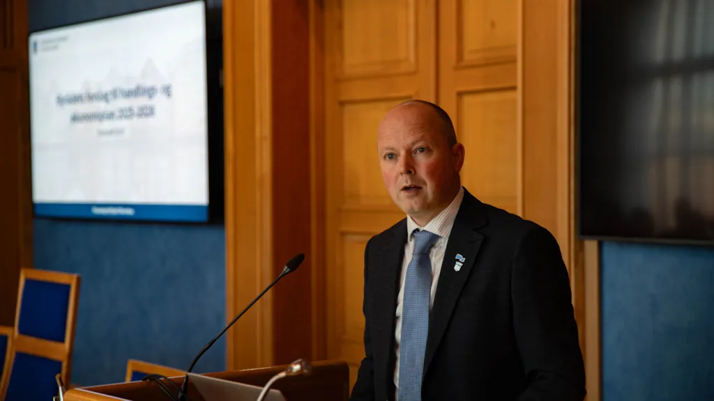 Foto av Kjetil Reinskou på bystyrets talerstol