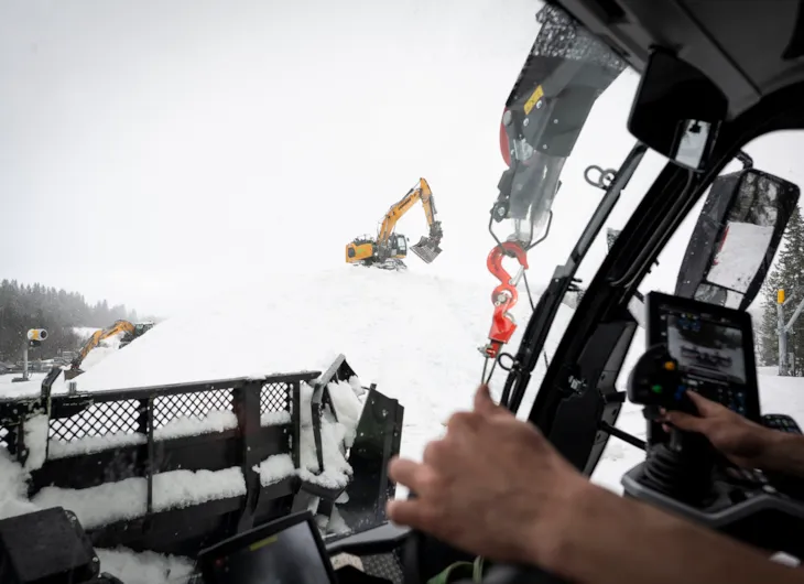 Bilde av gravemaskin, tatt fra løypemaskinen.