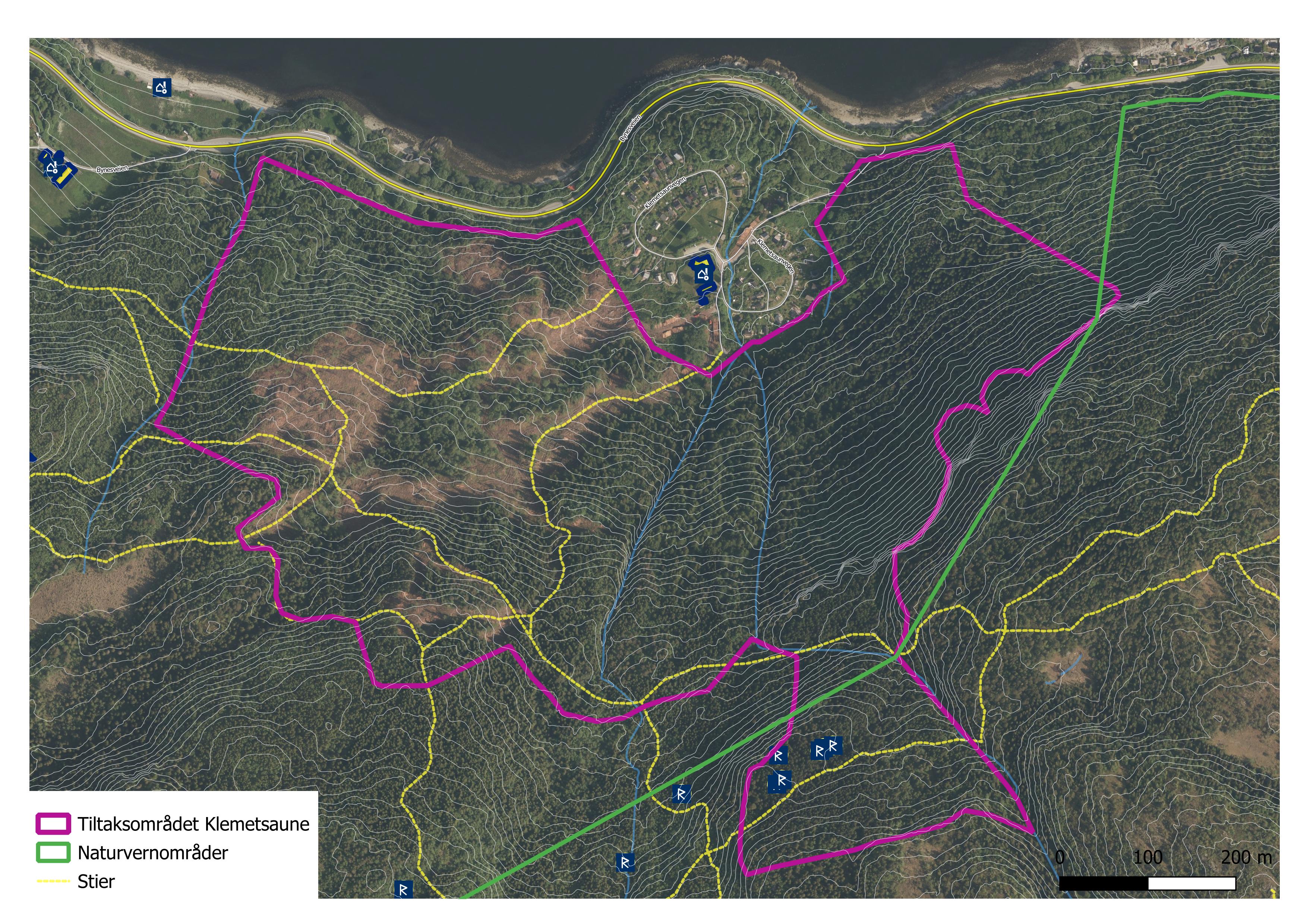 Kartutsnitt over Klemetsaunet i Trondheim som viser et skogkledd, kupert omr&aring;de med ulike soner markert: tiltaksomr&aring;det i lilla, naturvernomr&aring;der i gr&oslash;nt, og stier i gult. Bildet inkluderer ogs&aring; en veibane langs et vann (sannsynligvis Trondheimsfjorden) &oslash;verst.