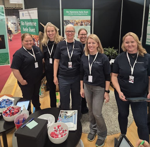 En gruppe ansatte ved Enhet for ergoterapitjeneste på stand på boligmessa i Trondheim spektrum