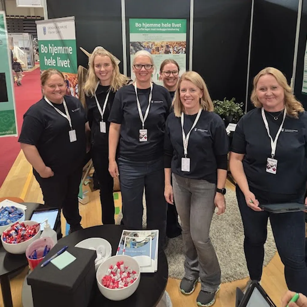 En gruppe ansatte ved Enhet for ergoterapitjeneste på stand på boligmessa i Trondheim spektrum